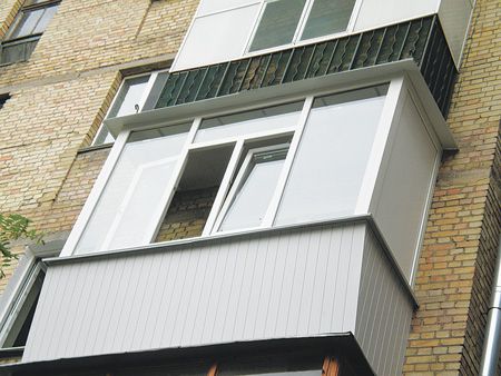Балкон с оконным переплётом